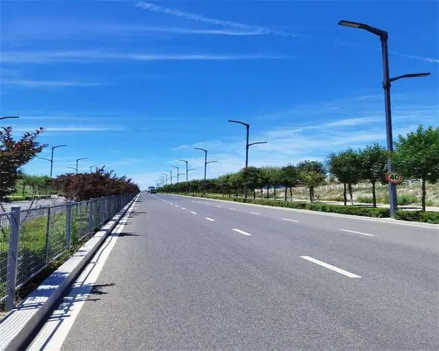 集成有无线发声单元的太阳能贵州庭院灯及庭院用桌体